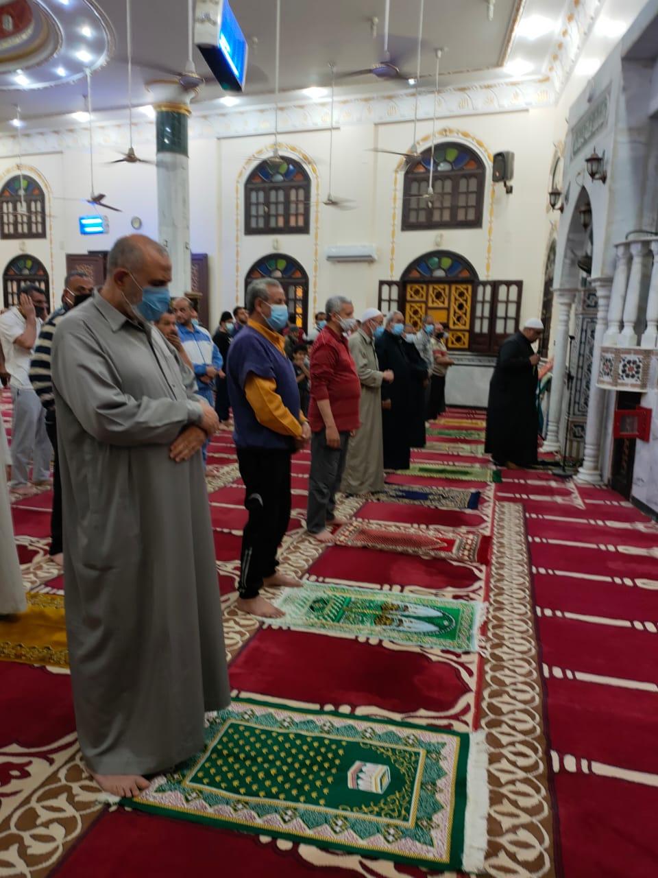بالصور.. إلتزام المصليين بإتباع الإجراءات الاحترازية.. سابع ليالي أداء صلاة التراويح